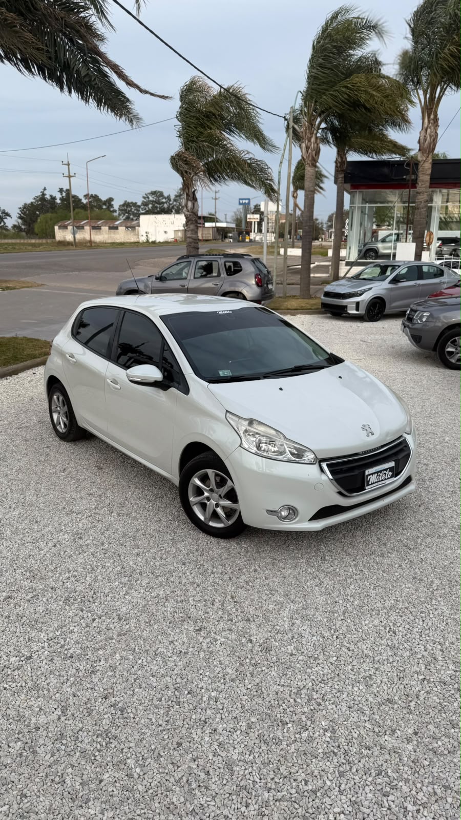 PEUGEOT - 208   ALLURE   TOUCHSCREEM    1.5  - MANUAL  - 2015